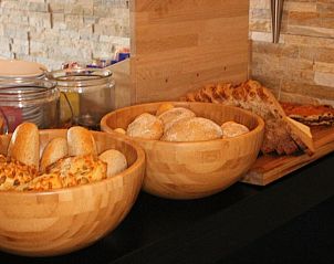Uitgebreid ontbijt met diverse broodjes in De Herbergh van Flielant, vakantieappartement op Vlieland, Waddeneilanden.