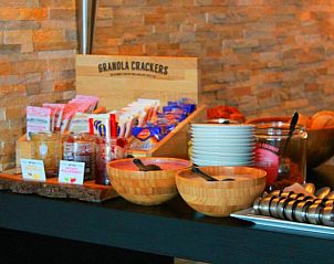 Ontbijtbuffet met granola in De Herbergh van Flielant, vakantieappartement op Vlieland, Waddeneilanden.