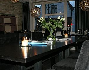 Gezellige eetruimte met kaarslicht in De Herbergh van Flielant, vakantieappartement op Vlieland, Waddeneilanden.