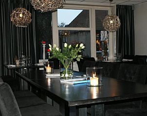 Sfeervolle eetruimte in De Herbergh van Flielant, vakantieappartement in Vlieland, Waddeneilanden.