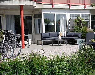 Veranda van appartement Duinzicht in Buren, Ameland met comfortabele zitplek.