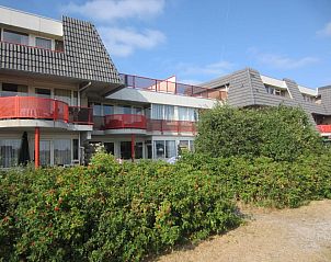 Buitenkant van vakantieappartement Duinzicht in Buren, Ameland, met moderne architectuur.