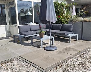 Terras van Duinzicht appartement in Buren, Ameland, met buitenzitje.