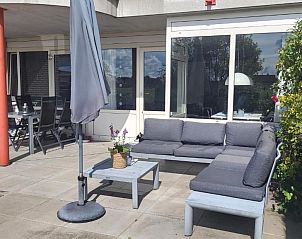 Zonnig terras van Duinzicht appartement in Buren, Ameland.