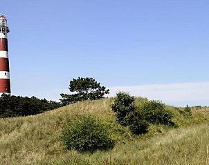 Vuurtoren nabij Duinzicht appartement in Buren, Ameland omringd door duinen.