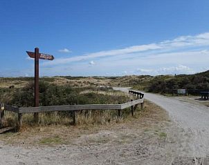 Wandelpad door de duinen nabij Duinzicht appartement, Buren, Ameland.