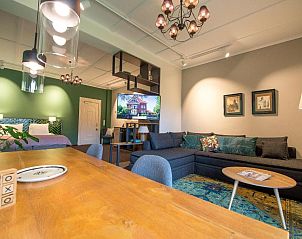Stijlvolle eetruimte in Villa Magnolia, vakantieappartement in Oostkapelle, Walcheren, met moderne decoratie.