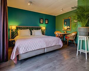 Knusse slaapkamer in Villa Magnolia, vakantieappartement in Oostkapelle, Walcheren, met groen decor.