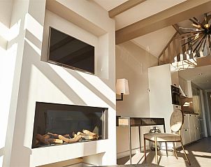 Stijlvolle woonkamer met open haard in Villa Magnolia, vakantieappartement in Oostkapelle, Walcheren.