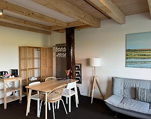 Gezellige binnenruimte met houten details in Hotel Posthuys Vlieland, Oost, vakantieappartement.