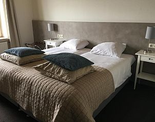 Slaapkamer met moderne inrichting in Hotel Posthuys Vlieland, Oost, vakantieappartement op Waddeneilanden.