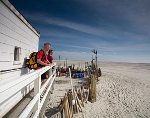 Lichte gang met uitzicht in Hotel Posthuys Vlieland, Oost, vakantieappartement.