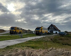 Strandhuisje bij zonsondergang nabij Hotel Posthuys Vlieland, Oost, vakantieappartement.
