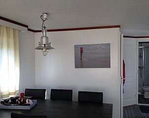 Eetruimte van Zeeschuimer chalet met sfeervolle inrichting op Terschelling.