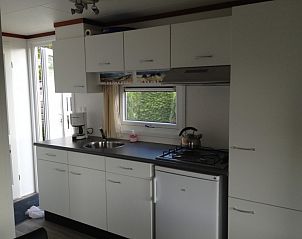 Moderne keuken in Zeeschuimer chalet, Halfweg, Terschelling.