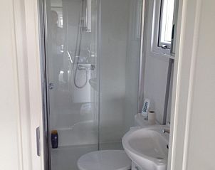 Stijlvolle badkamer in Zeeschuimer chalet, gelegen op Terschelling.