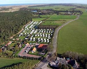 Luchtfoto van vakantiepark met Zeeschuimer chalet op Terschelling.