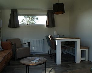 Gezellige woonkamer van De Branding chalet in Halfweg, Terschelling, met zithoek.