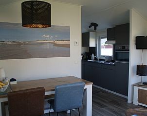 Keuken en eetruimte in De Branding chalet, Halfweg, Terschelling, met stranddecoratie.