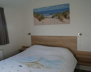 Slaapkamer in De Branding chalet, Halfweg, Terschelling, met strandthema decoratie.