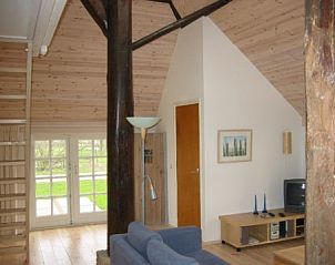 Ruime woonkamer in Heestervin vakantiehuis, Hee, Terschelling met houten interieur