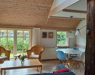 Eetkamer met veel licht in Heestervin appartement, Hee, Terschelling met uitzicht op tuin