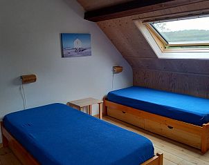 Zolderkamer met dakraam in Heestervin appartement, Hee, Terschelling met uitzicht
