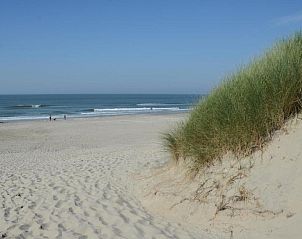 Zandduinen en strand nabij Fletcher Resort-Hotel Amelander Kaap, Hollum, Ameland ideaal voor strandwandelingen.