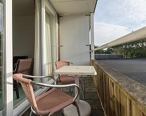 Priv balkon bij Fletcher Resort-Hotel Amelander Kaap, Hollum, Ameland biedt uitzicht op de groene omgeving.