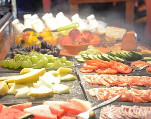 Vers fruit en smakelijke gerechten in Hotel Restaurant Dolores, Hollum, Ameland voor een heerlijk ontbijt.