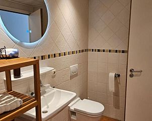 Praktische badkamerinrichting in Hotel Restaurant Dolores, Hollum, Ameland met stijlvolle details.