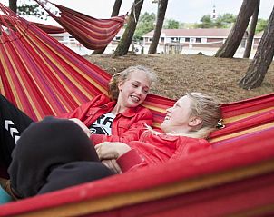Kinderen ontspannen in hangmat bij Sier aan Zee vakantiehuis, Hollum, Ameland.