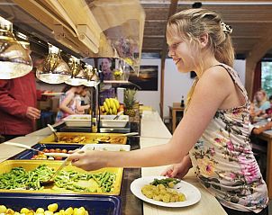 Kind kiest eten bij buffet in Sier aan Zee vakantiehuis, Hollum, Ameland.