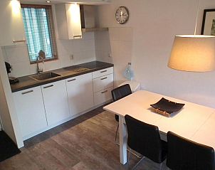 Moderne Kche und Essbereich in Hollumerduinen Wohnung, Hollum, Ameland mit stilvoller Einrichtung.