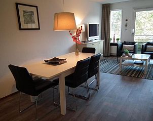 Gerumiges Wohnzimmer in Hollumerduinen Wohnung, Hollum, Ameland mit modernen Mbeln und viel Licht.