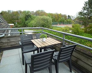 Balkon mit Blick ins Grne in der Wohnung Hollumerduinen, Hollum, Ameland, ideal fr ein Frhstck im Freien.