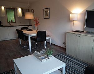 Offene Kche und Essbereich in der Wohnung Hollumerduinen, Hollum, Ameland, ideal fr gemtliche Mahlzeiten.