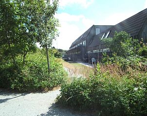 Auenansicht des Wohnkomplexes Hollumerduinen in Hollum, Ameland, umgeben von Grnflchen und Fuwegen.