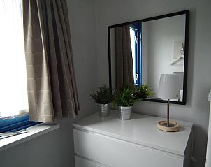 Schlafzimmer mit Spiegel und Pflanzen in der Wohnung Hollumerduinen, Hollum, Ameland fr einen frischen Look.