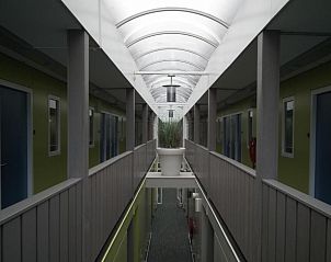 Flure im Wohnkomplex Hollumerduinen, Hollum, Ameland mit einzigartigen architektonischen Details.