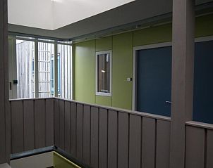 Innenbereich des Appartementkomplexes Hollumerduinen, Hollum, Ameland mit moderner Einrichtung.