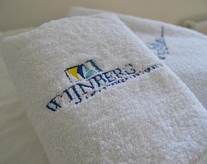 Luxe handdoeken met logo van Wijnberg Appartementen, Hollum, Ameland.