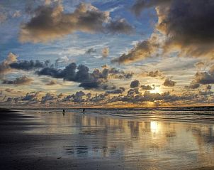 Adembenemende zonsondergang bij Wijnberg Appartementen, Hollum, Ameland.