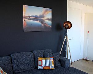 Gezellige zithoek in Wijnberg Appartementen, Hollum, Ameland met kunst aan de muur.