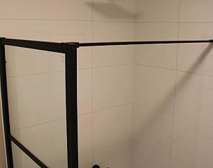 Stijlvolle douche in Wijnberg Appartementen, Hollum, Ameland met glazen deur.