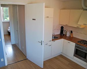 Ruime keuken in Wijnberg Appartementen, Hollum, Ameland met moderne apparatuur.