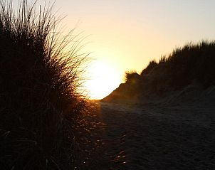 Romantische zonsondergang in de duinen bij Wijnberg Appartementen, Hollum, Ameland.