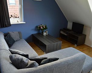 Comfortabele zithoek in Wijnberg Appartementen, Hollum, Ameland met tv.