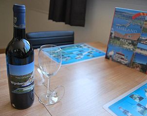 Wijn en glazen in Wijnberg Appartementen, Hollum, Ameland voor een ontspannen avond.