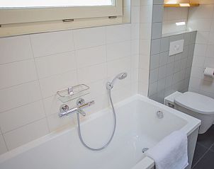 Moderne badkamer in Finse bungalow 6 personen, Hee, Terschelling. Ontspannen in deze vakantiewoning op de Waddeneilanden.